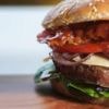 Il trouve des oignons dans son burger… et réclame un million de dollars à la chaîne de fast-food