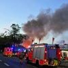 Rauchwolke über Berlin-Tegel: Feuerwehr löscht großen Brand in Gartencenter