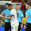 Boze Mbappé checkt horloge arbiter na verlies in spektakelstuk: 'Frustrerend'