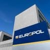 Handel mit Drogen, Waffen und Fälschungen: Europol gelingt Schlag gegen Darknet-Banden – 270 Festnahmen