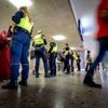 Handhavers treffen trampassagier met babyslang aan in Den Haag