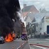 KIJK. Kampeerwagen vliegt in brand in Roeselare na technisch defect: “Gelukkig konden we onze hond net op tijd redden”