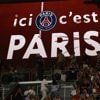 "Mettre la vidéo sans le son et éviter de crier s'il y a but"... A Roland-Garros, les amateurs de foot suivent comme ils peuvent la finale du PSG pendant la night session