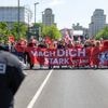 1. Mai in Berlin: Mehr als 5000 Menschen bei Kundgebung des DGB – Raketen-Demo im Grunewald
