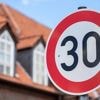 30er-Verkehrsschild mit Doppelpfeil: Kaum jemand weiß, was es bedeutet