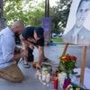 REPORTAGE. "Sa voix est plus forte que jamais" : à Phoenix, les admirateurs de Charlie Kirk se recueillent devant le siège de son mouvement de jeunesse