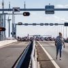 Caroline dacht dat sluiting brug vijf minuten zou duren, maar stond uren vast: ‘Had ik maar gas gegeven’