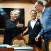 "Mais que cache Emmanuel Macron ?" : comment un mouchoir sale a agité les conspirationnistes et forcé l'Elysée à réagir