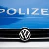 Landstraße im Havelland: Polizistin bei Verkehrskontrolle von Kleinbus erfasst – schwer verletzt