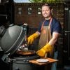 Allemaal aan de eivormige bbq: Sonny moest zijn vriendin wel beloven ‘dat-ie nu écht ging koken’