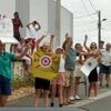 Tour de France femmes. En Maine-et-Loire, la foule sur le bord de la route au passage de la caravane