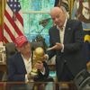 KIJK. Trump krijgt WK trofee uit handen van FIFA-baas en laat hem bijna meteen vallen: “Mag ik hem bijhouden?”