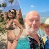 “De tijd dat we met champagne in dure clubs spuiten, is voorbij”: zo brengen onze BV’s hun vakantie door
