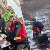 Belg (45) gered van op 4.000 meter hoogte in gebergte in Kazachstan: reddingsoperatie duurt meer dan 8 uur - beelden tonen hoe man naar beneden wordt gehaald