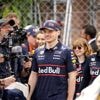 Verstappen keek actie op Piastri thuis terug: 'Moest in de auto al lachen'