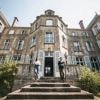 Venus dans un village pour réparer leur voiture, ils trouvent le château de leur rêve et l’achètent