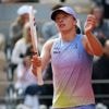 Swiatek verslaat voormalig US Open-winnares in jacht op vijfde Roland Garros-titel