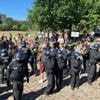 Politiker angespuckt: Hunderte protestieren lautstark gegen AfD-Besuch im Görlitzer Park