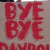 "Ce n'est pas la fin, c'est le début" : 11 000 personnes dans la rue lundi soir pour fêter le départ de François Bayrou