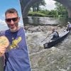 “De golven bleven maar komen”: Francis (55) peddelt 725 kilometer in 60 uur op Loire én laat alle andere kanovaarders achter zich