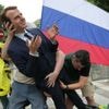 La statue de cire d'Emmanuel Macron volée au musée Grévin à Paris et déposée devant l'ambassade de Russie