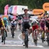 Ondanks ultieme jump van Wout van Aert: Kaden Groves wint sprint in uitgedund peloton