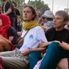 ‘Toen ze mijn telefoon wilden afpakken en ik het toestel niet gaf sloegen ze mij ook’: mars naar Gaza vanuit Caïro draait uit op chaos