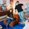 Binnenkijken in het fiftiesappartement van dj-producer Faisal en Emilie: ‘Liever dit dan een beige latte frappuccino woning’