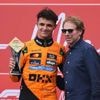 Norris mazzelt met safetycar en wint sprintrace Miami, tijdstraf Verstappen