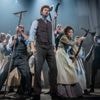 Personages sprinten heen en weer tussen twee Enschedese theaters voor historische musical