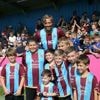 Peter Crouch (2,01 meter) verliest weddenschap en moet met piepjonge mascottes het veld op