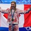 “Toptalent zoals er maar om de zoveel jaar een paar geboren worden”: zwemsensatie Summer McIntosh breekt derde wereldrecord in vijf dagen