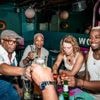 Amsterdam is niet langer dé homohoofdstad, maar dat drukt bij de Rainbow Bar Tour de pret niet