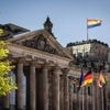 Streit um Queer-Flagge an Bundesgebäuden: Dobrindt will Regenbogenfahne nur einmal im Jahr