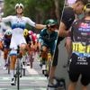 Wiebes sprint overtuigend naar zege in derde etappe Tour de Femmes, Vollering komt hard ten val