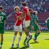 Groningen doet wat terug tegen AZ dankzij Zoet: keeper ziet er niet lekker uit bij kopbal van Rente