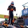 Verstappen verrast met poleposition op Monza na spannende strijd met McLarens