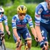 Renners bezig aan reeks van zeven korte klimmetjes tot de finish, peloton nadert op eenzame vluchter Thierry
