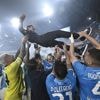 Napoli voor vierde keer kampioen van Italië: McTominay en Lukaku schitteren met fraaie goals