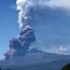 Warnung an den Flugverkehr: Ätna spuckt eine Lavafontäne - kilometerhohe Rauchwolke