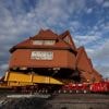 Zweedse kerk van 600 ton wordt op wieltjes verplaatst: 5 kilometer in twee dagen