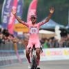Isaac del Toro geeft roze trui extra glans, al toont Richard Carapaz zich opnieuw de beste klimmer