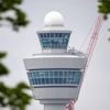 Nieuwe radar en koepel geplaatst op verkeerstoren Schiphol