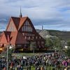 Duizenden Zweedse toeschouwers zien Nederlands bedrijf enorme 113 jaar oude kerk verhuizen: ‘500 meter per uur’