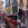 KIJK. Fan verliest evenwicht terwijl Vuelta-vrouwenpeloton voorbij raast en sleurt als bij wonder ‘slechts’ één renster mee in haar val