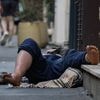 "Ils m'ont apporté de l'eau, je suis content" : à Paris, la Croix-Rouge intervient auprès de sans-abri qui souffrent de la canicule