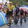 Olav Kooij overklast Tim Merlier en boekt indrukwekkende zege in Renewi Tour