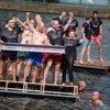 Spektakuläre Aktion: „Unser Stahl geht baden“: Stahlarbeiter springen ins Wasser