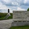 Eilentscheidung des Verwaltungsgerichts Berlin: Sowjetische Flaggen am Treptower Ehrenmal bleiben am Tag der Befreiung verboten