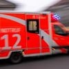 Kleinkind muss ins Krankenhaus: Zweijähriger läuft in Berlin-Marienfelde auf Fahrbahn und wird angefahren